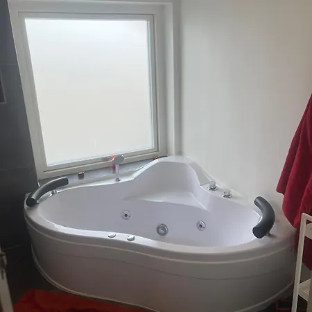 Hyggelig Med Jacuzzi Og Moderne Opholdsomrade Apartment