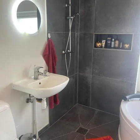 Hyggelig Med Jacuzzi Og Moderne Opholdsomrade Apartment *